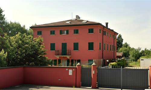 V1904 Villa con 2 appartamenti di 200mq cad,  con Parco 2500m, garage, posti auto coperti, piscina