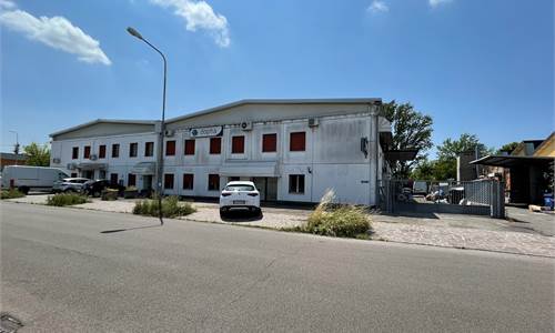 V1908  Capannone con Uffici, area cortiliva asfaltata  liberi Carpi