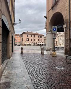 A542 Negozio Centralissimo, 20 mt da piazza Grande  libero, mandato in esclusiva, 48 mq 